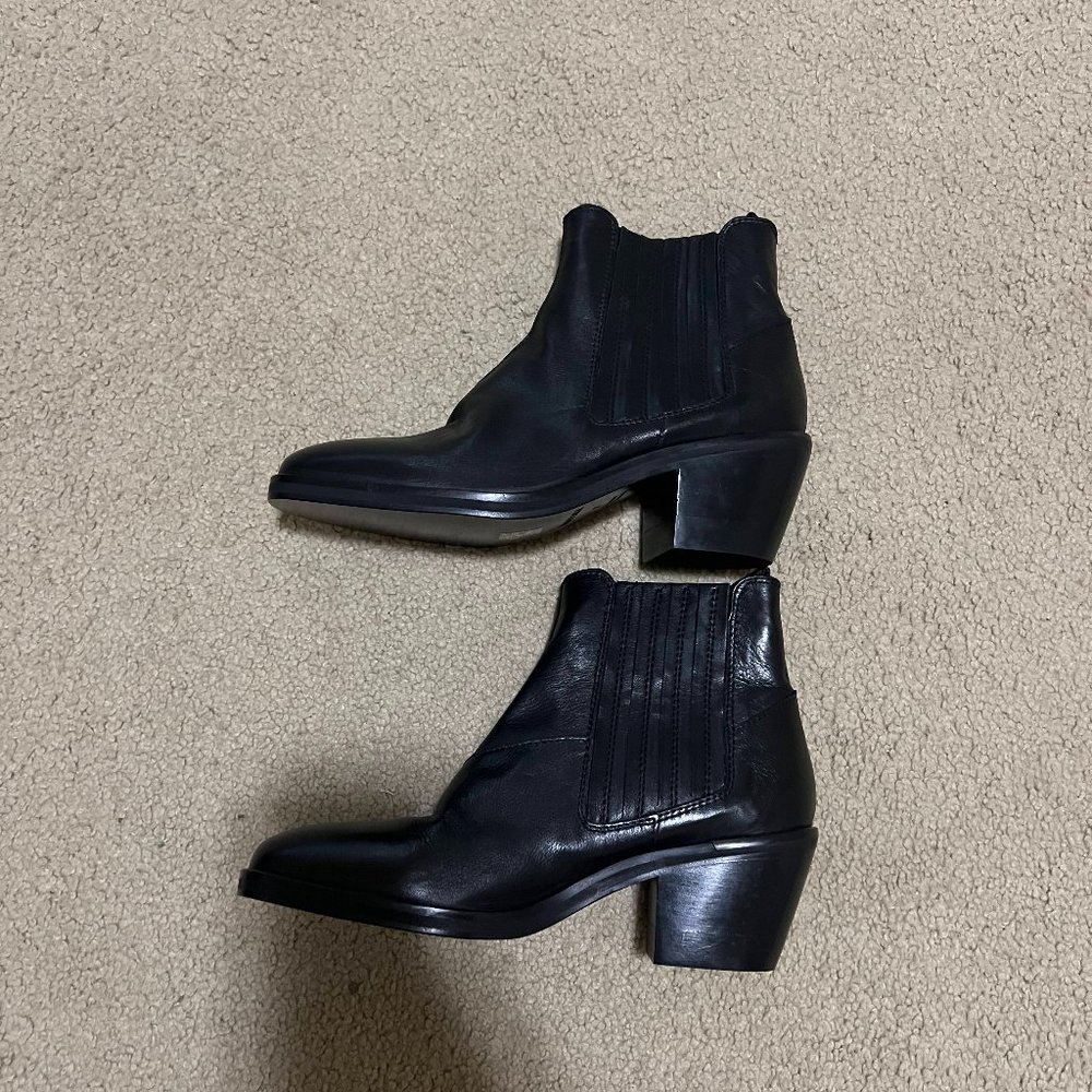Bimba y Lola leather black booties